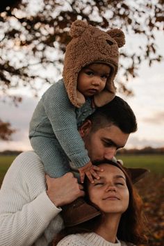 Christmas Photosession Family, Thanksgiving Family Photoshoot, Family Of 3 Christmas Pictures, Christmas Pictures Outdoor, Family Christmas Pictures Outdoor, Couple Christmas Pictures, Fall Photoshoot Family, Fall Baby Pictures