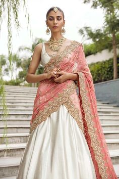 Sleeveless Lehenga, Dupatta Styling, Chic Prom Dresses, Dupatta Style, Draping Fashion, Half Saree Designs