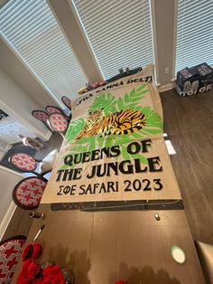 there is a sign that says queens of the jungle on it