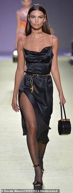 Black Silk Dress, Model Walks, Vintage Versace, Model Aesthetic, Victoria Secrets, Mode Inspo