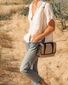 The Lune Bag - Medium is 100% vegan and made out of 95% plant-based materials: natural linen, apple leather, and organic cotton. It is ethically made in Portugal. With its double light gold chain, it is an elegant, sustainable and durable handbag to carry everywhere.- Made out of undyed linen, Appleskin, organic cotton. 95% plant-based, 100% vegan- Designed in Berlin, made in Portugal- Brass hardware with a vintage light gold finish- Chain drop (cm): 20 (doubled); 53 (long) - Bag dimension (cm): Versatile Natural Shoulder Bag For Everyday, Everyday Linen Canvas Bag, Everyday Summer Bag Ethically Sourced, Versatile Summer Satchel For On-the-go, Beige Ethically Sourced Bags For Everyday Use, Eco-friendly Neutral Shoulder Bag For Travel, Versatile Natural Color Satchel For Everyday, Versatile Everyday Natural Satchel, Eco-friendly Beige Shoulder Bag For On-the-go