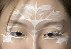 White Eyeliner Star Makeup, Alien Eyeliner, Alien Makeup, Maquillage On Fleek, White Makeup, Star Makeup