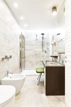 a bathroom with two sinks, a toilet and a bathtub next to each other