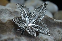 Elegant Leaf-shaped Brooches For Gifts, Unique Silver Brooches As Gift, Unique Silver Wedding Brooch, Art Deco Jewelry Vintage, Vintage Jewelry Art, Pin Art, Art Deco Necklace, Maple Leaves, Filigree Design