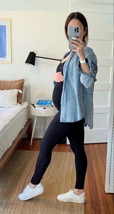 Minimalist Pregnancy Outfits, Bump Outfits Summer, Pregnant Leggings Outfit, Pregnancy Skirt Outfits, Everyday Maternity Outfits, Petite Maternity Outfits, Pregnant Date Night Outfit, Pregnancy Jeans Outfits, Midsize Pregnancy