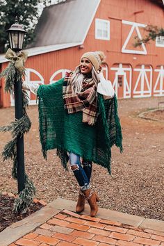 Layer up in style with our beautiful green 'Love And Joy' poncho featuring warm intricately knit material, a rounded neckline, ultra frayed trim detailing, open sides, and a draped silhouette that cascades into an uneven lower-thigh length hemline! Measurements One Size : Bust 80", Hip 80", Length 27", Sleeve Length 15", Waist 80". Modern Outfit Ideas, Poncho Outfit, Poncho Design, Plaid Poncho, Knit Poncho, Leggings And Socks, Fringed Poncho, Black Flare, Poncho Sweater