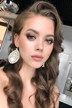 Spellbinding Bridesmaid Makeup For Every Woman ❤︎ Wedding planning ideas & inspiration. Wedding dresses, decor, and lots more. #weddingideas #wedding #bridal Wedding Hair For Bridesmaids, Hair For Bridesmaids, Average Cost Of Wedding, Cost Of Wedding, Maquillage Goth, Junk Kouture, Amazing Wedding Makeup