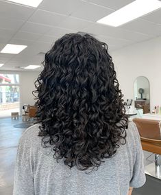 Curly black long hair short hair haircut inspiration Healthy Short Curly Hair, Curly Hair Mid Length Natural, Curly Cuts With Layers Short, Curly 3a Haircut, V Shaped Haircut With Layers Curly Hair, Oval Curly Haircuts, Round Layers Haircut Curly Hair, Mid Length Curly Haircut, Curly Hair V Cut