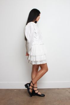 - 3 Layered skirt with lace hem Lining shaped like pants Elastic weight Fitted Ruffled Mini Skirt For Daywear, White Lace Trim Mini Dress, Cotton Ruffle Mini Skirt For Daywear, Cotton Mini Skirt With Ruffles For Daywear, Daywear Mini Skirt With Lace Trim, Flowy Skirt Dress With Lace Trim For Daywear, Chic Lace Trim Skirt For Daywear, Flared Day Out Dress With Ruffles, White Ruffled Skirt For Daywear