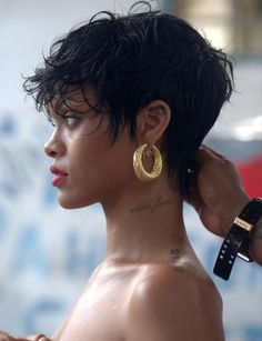 Pixie Cut Accessories, Rihanna Pixie Cut, Rihanna Short Hair, Grown Out Pixie, Curly Undercut, Undercut Styles, Vogue Brazil, Natural Hair Short Cuts, All Face Shapes