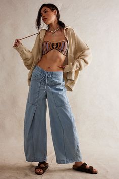 90 Degree Weather Outfit Summer, Slouchy Pants Outfit, Colorful Summer Aesthetic, Queer Fashion Women, Shorts Styling, Surfer Fashion, Film Photography Aesthetic, Summer Aesthetic Outfit, Aesthetic Eclectic