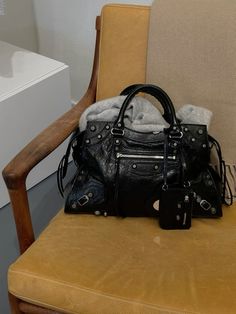 Balenciaga Purse, Street Style Aesthetic, Slouchy Bag, Corporate Fashion, Workout Fits, Beach Essentials, Coach Swagger Bag