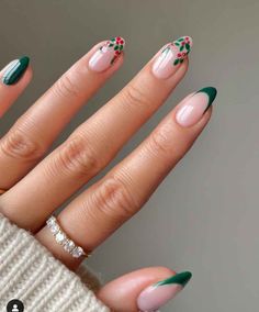 20 Chic Minimalist Christmas Nail Designs - The Mood Guide