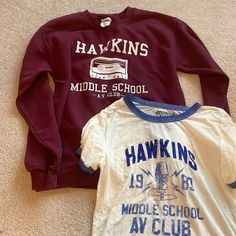 Show your school spirit by designing a Hawkins High hoodie using heat transfer vinyl (HTV). Add the iconic tiger logo and school name in bold green and orange colors for authenticity. Stranger Things Gift Ideas, Stranger Things Clothes, Stranger Things Sweatshirt, 80's Clothes, 7th Grade Outfits, Stranger Things Gifts, 80s Clothes, Stranger Things T Shirt, Baddie Clothes