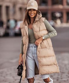 Fällt normal aus. Model ist 1.65m groß und trägt Größe S (36). Mit Kapuze. Beige Gillet Outfits, Long Gilet Outfit Women, Beige Gilet Outfit Women, Longline Gilet Outfit, Gilet Ecru, Beige Outfit, Warm Outfits, Vest Outfits, Bralette