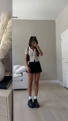 Fancy Summer Outfits Classy, European Night Out Outfit, Spinnin Tour Outfit Ideas, Studious Outfits, Dark Feminine Summer Outfits, Black Short Skirt Outfit, Short Black Skirt Outfit, Non Basic Outfits, Outfits For Hot Weather