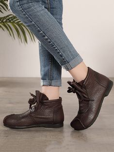 Elevate your style with our Women Retro Soft Leather Spliced Strap Low Heel Boots. Crafted with premium leather and a unique spliced strap design, these boots exude sophistication and elegance. Perfect for any occasion, our boots offer both comfort and style with their low heel. Step into luxury and stand out from the crowd. Features Item Code: 7685483167806 Main Material: Cowhide Upper Material: Cowhide Outsole Material: Rubber Gender: Women Style: Casual Style Pattern: Solid Color Toe Style: Round Toe Heel Height: Flat Heel (1cm) Season: Winter. Autumn Function: Non-slip. Warm. Wear-resistant .Sweat-absorbing Ps: This boots have two type. regular one and fleece lined one. Size 35.36.37.38.39.40 Flat Leather Ankle Boots, Winter Heels, Low Heel Boots, Shoe Boot Sandals, Round Toe Heels, Lace Up Ankle Boots, Flat Boots, Rubber Heels, Retro Stil