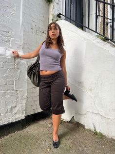 Capris Outfit 2024, Capris Outfit Aesthetic, 2000s Capris Outfit, Brown Capris Outfit, Capri Trousers Outfit, Summer Capri Outfits