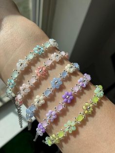 Silver Beaded Bracelets With Flower Charm, Trendy Silver Flower Bracelets, Adjustable Silver Beaded Bracelets For Spring, Silver Beaded Bracelets As Spring Gift, Spring Silver Beaded Bracelets As Gift, Bead Daisy, Beaded Flower Bracelet, Bracelet Cute, Daisy Bracelet