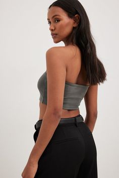 This tube top features a strapless design with an inner silicone trim. It has a cropped design with a stretchy slim fit. Chic Y2k, Y2k Minimalist, Grey Crop Top, Fall Layers, Cropped Tube Top, Future Fashion, Na Kd, Layering Pieces, Shirts & Tops