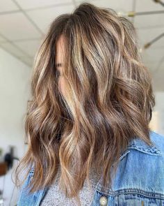 Caramel Highlights On Ash Brown Hair, Natural Highlights For Medium Brown Hair, Color Melts For Brunettes, Fall Bayalage Light Brown, Hair Highlights Medium Hair, Ask Brown Hair With Highlights, How To Highlight Brown Hair, Light Brown Summer Hair Color, Med Length Brown Hair With Highlights