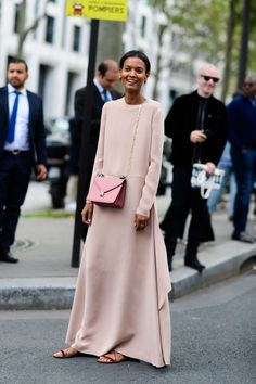 Model Off Duty Style, Sukienki Maksi, Pfw Street Style, Pink Long Dress, Street Style Fall Outfits, Maxi Dresses Fall, Long Sleeve Evening Dresses, Paris Street Style