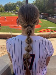 bubbles with one braid in them East Softball Hairstyles, Softball Bow Hairstyles, Field Hockey Hairstyles Easy, Bubble Braid Volleyball, Volleyball Hairstyles Ponytail, Girl Basketball Hairstyles, Bubble Braid Softball, Bubble Braid Hairstyles For Sports, Xc Hairstyles