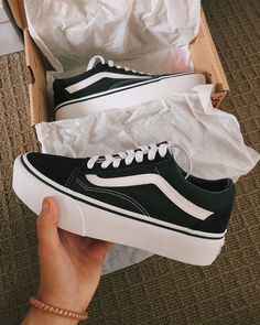 Vans Shoes Black And White, Vans Shoes Platform, Old Skool Platform Vans Outfit, Black Vans Aesthetic, Vans Old Skool Aesthetic, Vans Platform Sneakers Outfit, Vans Platform Outfit, Vans Shoes Aesthetic