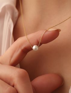 𓆩♡𓆪  Single Pearl Necklace 𓆩♡𓆪 * A simple but elegant Pearl necklace, matching to any outfit and could be worn for any occasion. * Elegant and Artistic. Beautiful Natural Freshwater Floating Pearl Necklace. Looking for: - a Stunning Pearl Necklace for every day wear - a Gift for your Bridesmaids or - a Feminine Elegant Necklace for her as a gift Whatever the reason may be, this pearl necklace is perfect for every occasion. This pearl necklace is the PERFECT GIFT for every Woman. So delicate and feminine. Perfect for Christmas or any occasion, this Pearl  necklace combines elegance with a heartfelt sentiment, making it a truly unique accessory. Let your jewelry tell your story with this special piece! PRODUCTION TIME 🕒 All items made to order. Production starts within 24 hours and ship Single Pearl Necklace Gold, Gold Bridesmaid Necklace, Pearl Wedding Necklace, Single Pearl Pendant, Pearl Gold Necklace, Floating Pearl Necklace, Pearl Necklace Gold, Single Pearl Necklace, Necklace Matching