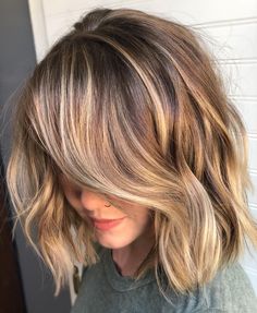 L’image contient peut-être : une personne ou plus et gros plan Short Hair Summer 2023, Shaggy Long Bob For Fine Hair, Tousled Lob, Textured Haircut, Choppy Bob, Dark Hair With Highlights, Brown Blonde Hair