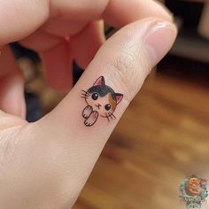 Cute Small Cat Tattoos, Colorful Small Tattoos, Thumb Tattoos Side, Crazy Tattoo Ideas, Tattoo Ideas Cat, Fun Tattoo Ideas, Thumb Tattoo, Girly Hand Tattoos, Small Colorful Tattoos