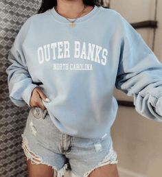 Outfit Ideas Sweatshirt, Outer Banks Outfits, Outer Banks Style, Outer Banks North Carolina, Blue Crewneck, Easy Trendy Outfits