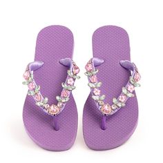 Summer flip-flop beach sandals are designed for women, ladies, and girls. Features light luxury rhinestones adorn the strap. Make the shoes more attractive, and the details are particularly charming which easily catch other's attention. The beautiful stones make the flat beach sandal even more stunning. This pair of crystal sandals can be worn with any dress you wear, beach sandals suit jeans, shorts, skirts, dresses, and other casual wear, which will be perfect for the beach, vacations, beach w Summer Flip Flops Beach, Flip Flops Beach, Low Heel Flats, Easy Fashion, Crystal Sandals, Rhinestone Flats, Summer Flip Flops, Beautiful Stones, Rhinestone Sandals