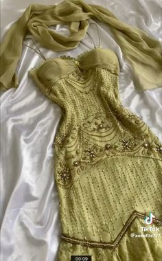 Plunging Back Dress, Indie Prom Dress, 20s Inspired Outfits, Look Boho Chic, Whimsical Dress, Pretty Prom Dresses, Grad Dresses