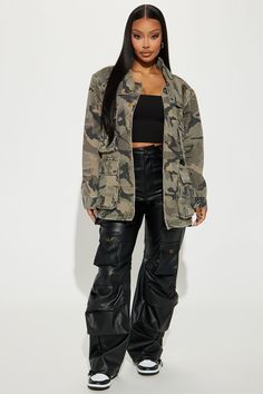 Camo Jacket Outfit, Utility Pockets, Camo Jacket, Causual Outfits, Streetwear Fashion Women, The Double, Trucker Jacket, Jacket Buttons, Camo Print