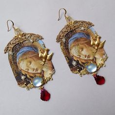 "SOLD OUT - Superbes boucles d'oreilles uniques \"Amoureux de Botticelli\" de style baroque. Fabriqué avec des accessoires en laiton, des cabines en verre vintage et de la poussière de paillettes. Belle goutte de cristal Swarovski rose framboise. La goutte de fleur de porcelaine froide est faite par moi. La photo est en papier et a été traitée par moi pour avoir un aspect ancien." Pokemon Jewelry, Icon Style, Porcelain Earrings, Style Baroque, Vintage Jewelry Crafts, Baroque Style, Ancient Jewelry, Baroque Fashion, Fabulous Jewelry