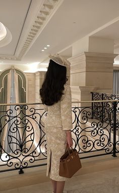 Luxury Outfits Women, Khaleeji Abaya, Workout Pics, Race Outfit, Girls F, Fashion Illustration Vintage, Arabian Beauty Women, Eid Dresses, Arab Fashion