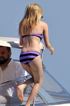 avril-lavigne-yacht-purple-bikini-05 Gisele Bundchen Style, Avril Lavigne Goodbye Lullaby, Avril Lavigne Photos, Photo Star, Avril Lavigne, Ramones, Best Jeans, Celebrity Gossip, Celebrity Photos