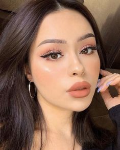 Casual Makeup Looks Simple, Dusky Skin Makeup, Round Eyes Makeup, Makeup For Round Eyes, Makeup Wisuda, Soft Eye Makeup, Soft Makeup Looks