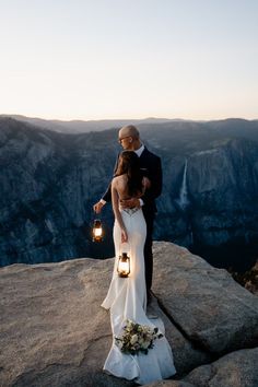 Discover the modern definition of eloping. Learn what it means to elope today and get tips on planning an elopement. Colorado elopement inspiration | Denver elopement ideas | colorado elopement photography | colorado elopement photographer | elopement activities