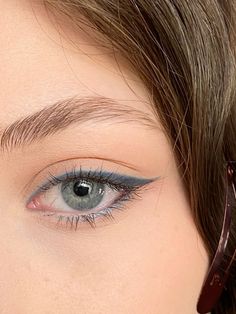 Blue Simple Eyeshadow, Simple Blue Makeup Looks, Dark Blue Eyeliner, Blue Eyeliner Makeup, Maquillage On Fleek, Simple Eyeshadow, Blue Eyeliner, Eye Makeup Pictures