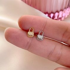 Women Handbag Stud Earring in 925 Sterling Silver, Gold Plated Fashion Purse Jewelry, Minimalist Small Bag Post Earring, Kawaii Gift for Her - Etsy Spain Kawaii Gifts, Jewelry Minimalist, Purse Styles, Women Handbag, Purse Jewelry, Stud Earring, Small Bag, Jewelry Earrings Studs, Post Earrings