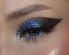 Blue Eyeshadow Makeup, Swag Makeup, Eye Makeup Designs, Makeup Aesthetic, Edgy Makeup, Creative Eye Makeup, Dark Makeup