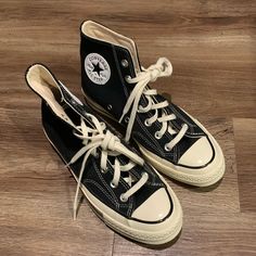 Converse Chuck 70 Women’s Size 7.5 (Men’s 5.5) Brand New Never Worn! Classic Black And Egret Color Rainbow Converse, Converse 70, Pink Chucks, Maroon Converse, Converse Shoreline, White High Top Converse, Low Top Converse, Outfit Combos, Converse Run Star