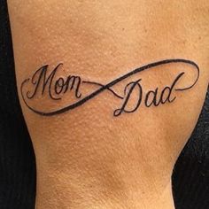 a man with a tattoo on his foot that says mom dad