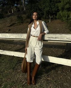 Old Equestrian Style, Old Money Bohemian, Ride Horse Outfit, Horse Style Clothing, Old Money Safari Outfit, Equestrian Casual Outfits, Horseriding Aesthetic Outfit, Country Old Money, Preppy Night Out Outfits