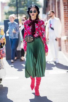 Maximalist Outfit, Eclectic Fashion Style, Gucci Outfit, Maximalist Fashion, New Street Style, Gucci Outfits, Quirky Fashion, Red Boots, Street Style Trends