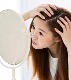 Have you ever felt a painful bump on your scalp? Pimples on scalp can be quite uncomfortable. But you sure can treat them and even prevent their recurrence Painful Pimple Under Skin, Scalp Pimples, Black Head Removal Video Nose, How To Treat Pimples, Pimple Inside Nose, Homemade Body Wash Recipe, Painful Pimple, Scalp Acne