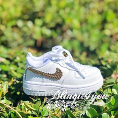 P A C K A G E ◾ C O N T E N T S ♥ 1 PAIR BABY OR TODDLER NIKE AIR FORCE 1 SHOES CUSTOM MAKE WITH SWAROVSKI® CRYSTAL ♥ CHOICE OF FINISH: 2 SWOOSHES, 4 SWOOSHES, BACK STRIPS, BACK SWOOSHES OR OTHER PARTS ♥ CHOICE OF SIZE: BABY CRIB BOOTIES (1C-4C) OR WALKER TODDLER (5C-10C) ♥ LISTED ITEM WAS MADE WITH LIGHT COLORADO TOPAZ SWAROVSKI® CRYSTAL DETAIL DESCRIPTION AS BELOW ♥ FINISH: CRYSTALLIZING OPTION (1) OUTER 2 NIKE SWOOSH LOGO (2) INNER + OUTER ALL 4 NIKE SWOOSH LOGO (3) OUTER 2 NIKE SWOOSH LOGO + White Personalized Sneakers As Gift, White Personalized Sneakers For Gift, Personalized White Sneakers As Gift, Personalized White Sneakers For Gifts, Rhinestone Nike, Baby Nike Shoes, Nike Kids Shoes, Toddler Nike Shoes, Nike Force 1