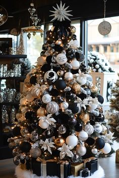 25+ Black and White Glam Christmas Tree Inspirations Black And Silver Tree Decorations, Zebra Christmas Tree Ideas, Black White Silver Christmas Decor, Black White And Gold Christmas Decor, White Glam Christmas Tree, Black Ornaments Christmas Tree, Black And Silver Christmas Tree, Apartment Christmas Tree